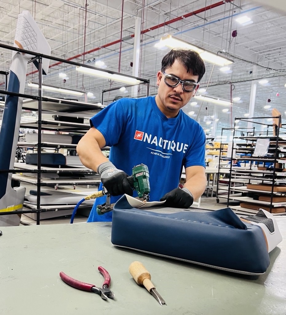 Person working at Nautique