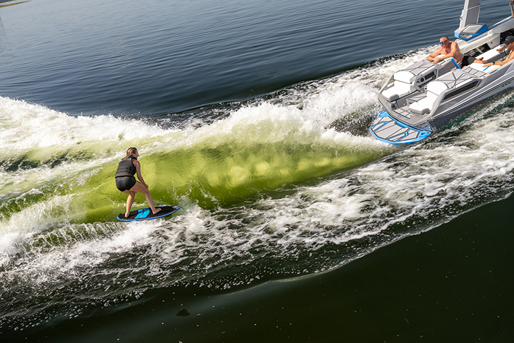 Nautique Athlete Surfing